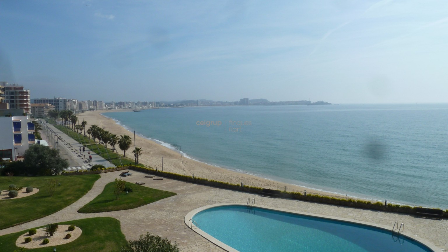 GREAT APPARTMENT FRONT OF THE SEA