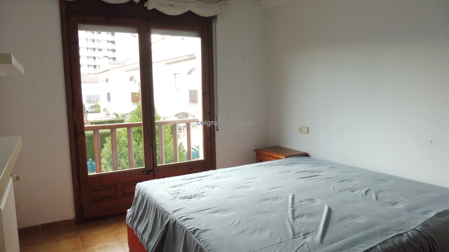 SEMI-DETACHED HOUSE WITH COMMUNAL POOL BY THE SEA