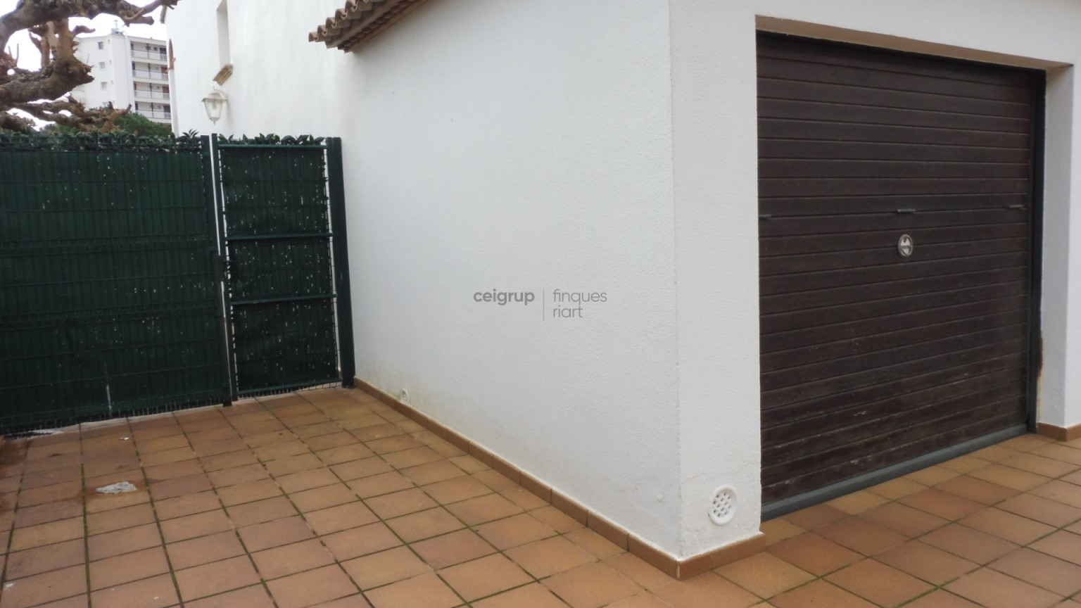 SEMI-DETACHED HOUSE WITH COMMUNAL POOL BY THE SEA