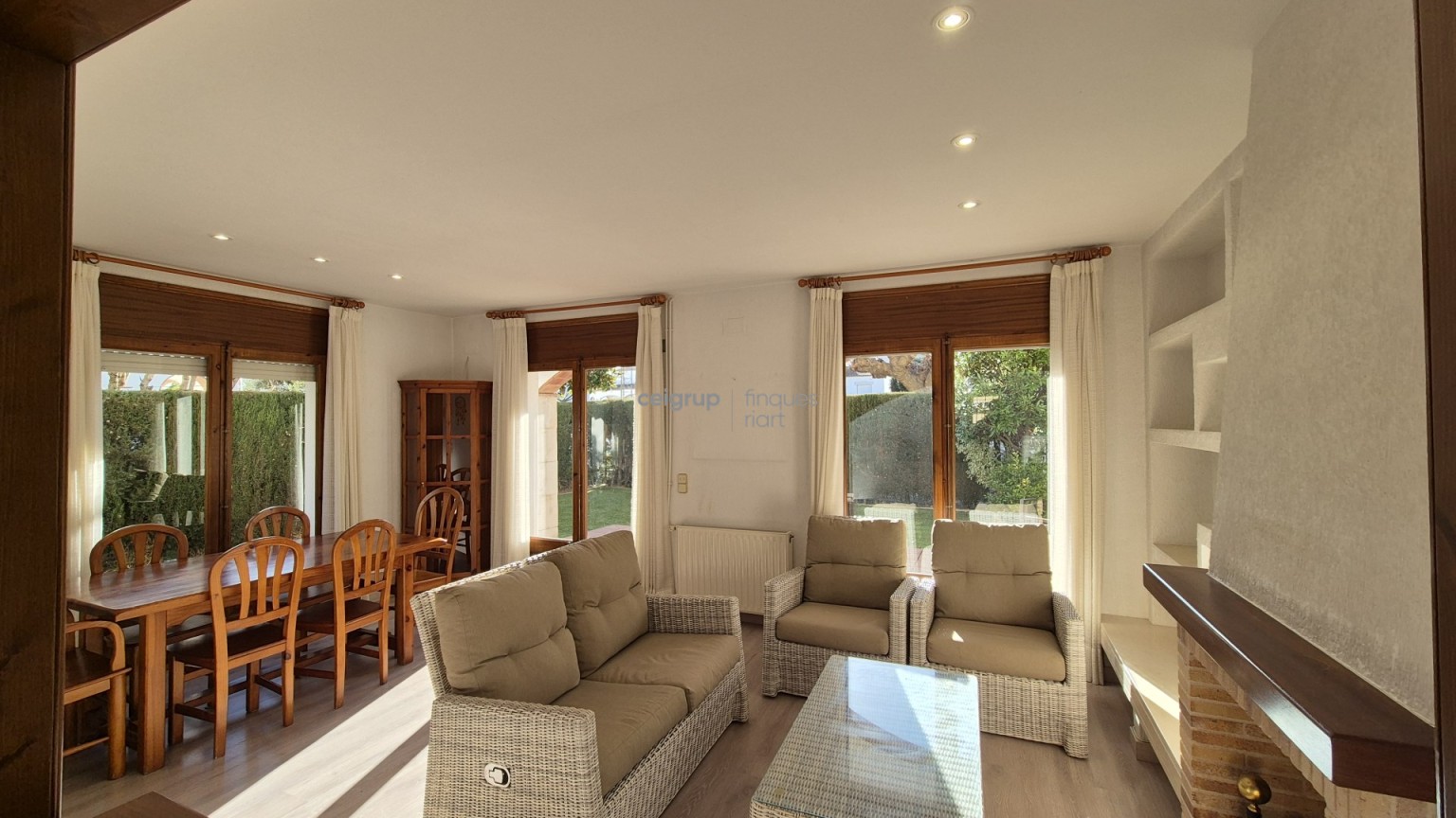 SEMI-DETACHED HOUSE WITH COMMUNAL POOL BY THE SEA