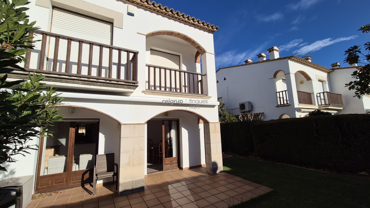 SEMI-DETACHED HOUSE WITH COMMUNAL POOL BY THE SEA
