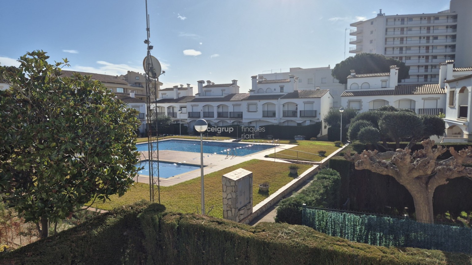 SEMI-DETACHED HOUSE WITH COMMUNAL POOL BY THE SEA
