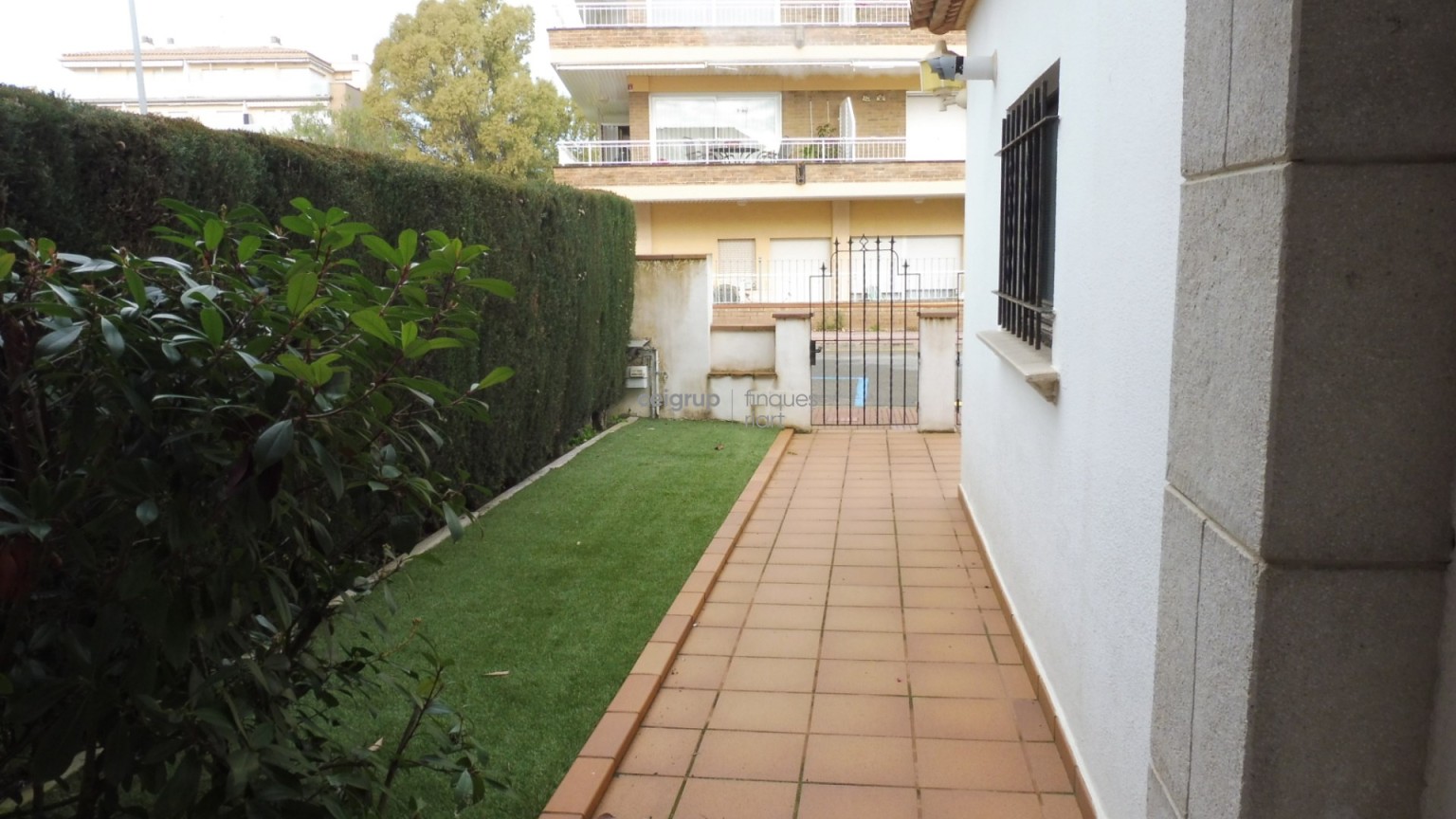 SEMI-DETACHED HOUSE WITH COMMUNAL POOL BY THE SEA