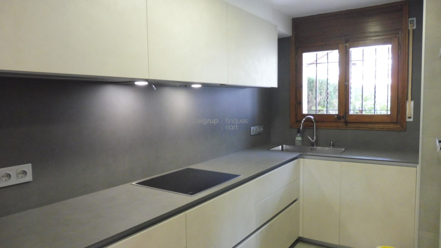 SEMI-DETACHED HOUSE WITH COMMUNAL POOL BY THE SEA