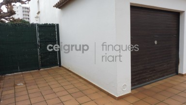 SEMI-DETACHED HOUSE WITH COMMUNAL POOL BY THE SEA