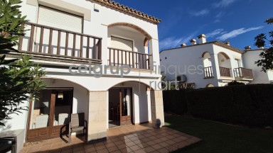 SEMI-DETACHED HOUSE WITH COMMUNAL POOL BY THE SEA