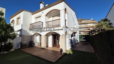 SEMI-DETACHED HOUSE WITH COMMUNAL POOL BY THE SEA