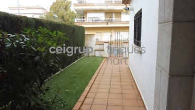 SEMI-DETACHED HOUSE WITH COMMUNAL POOL BY THE SEA