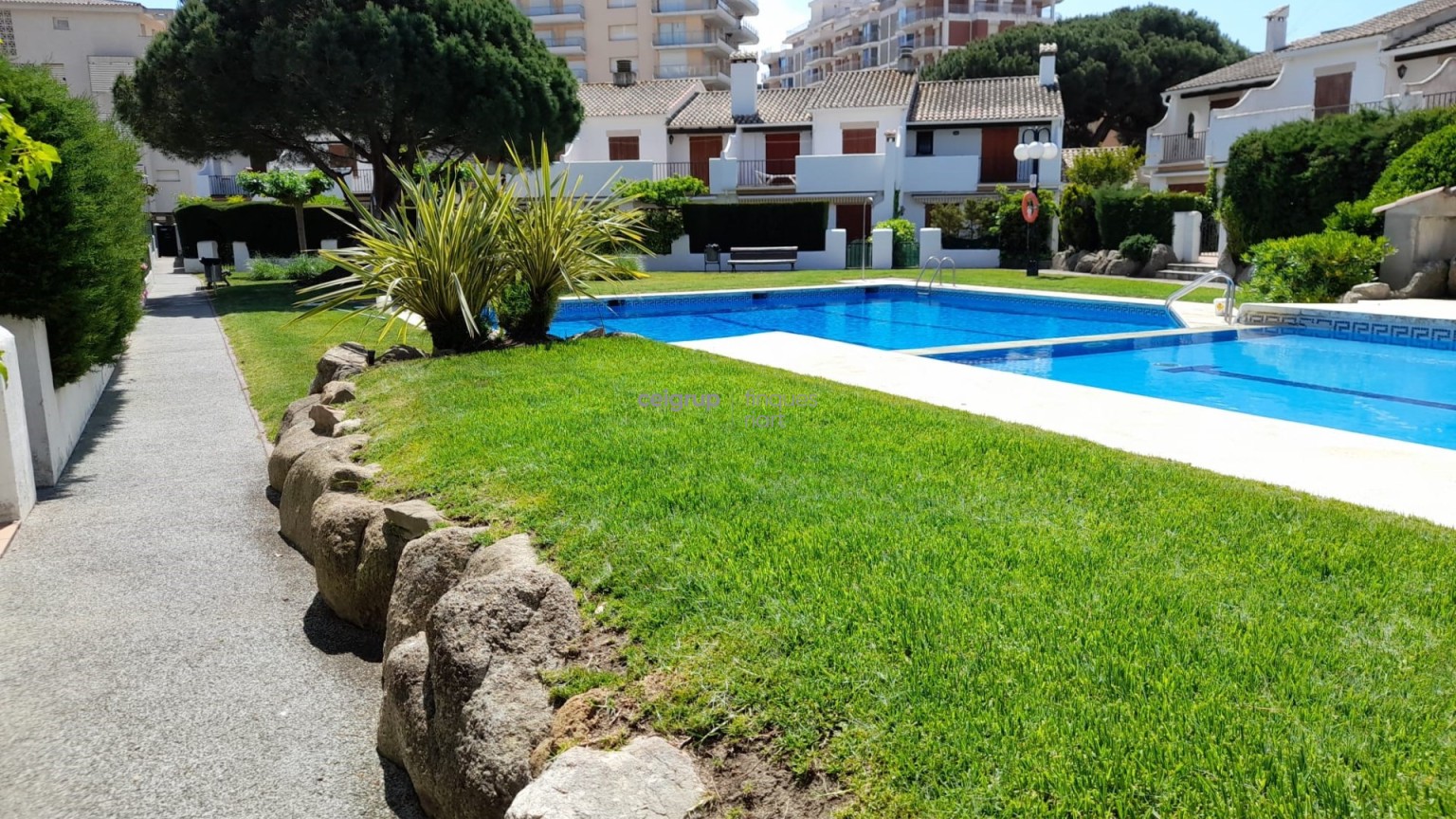 WITH SWINNING-POOL