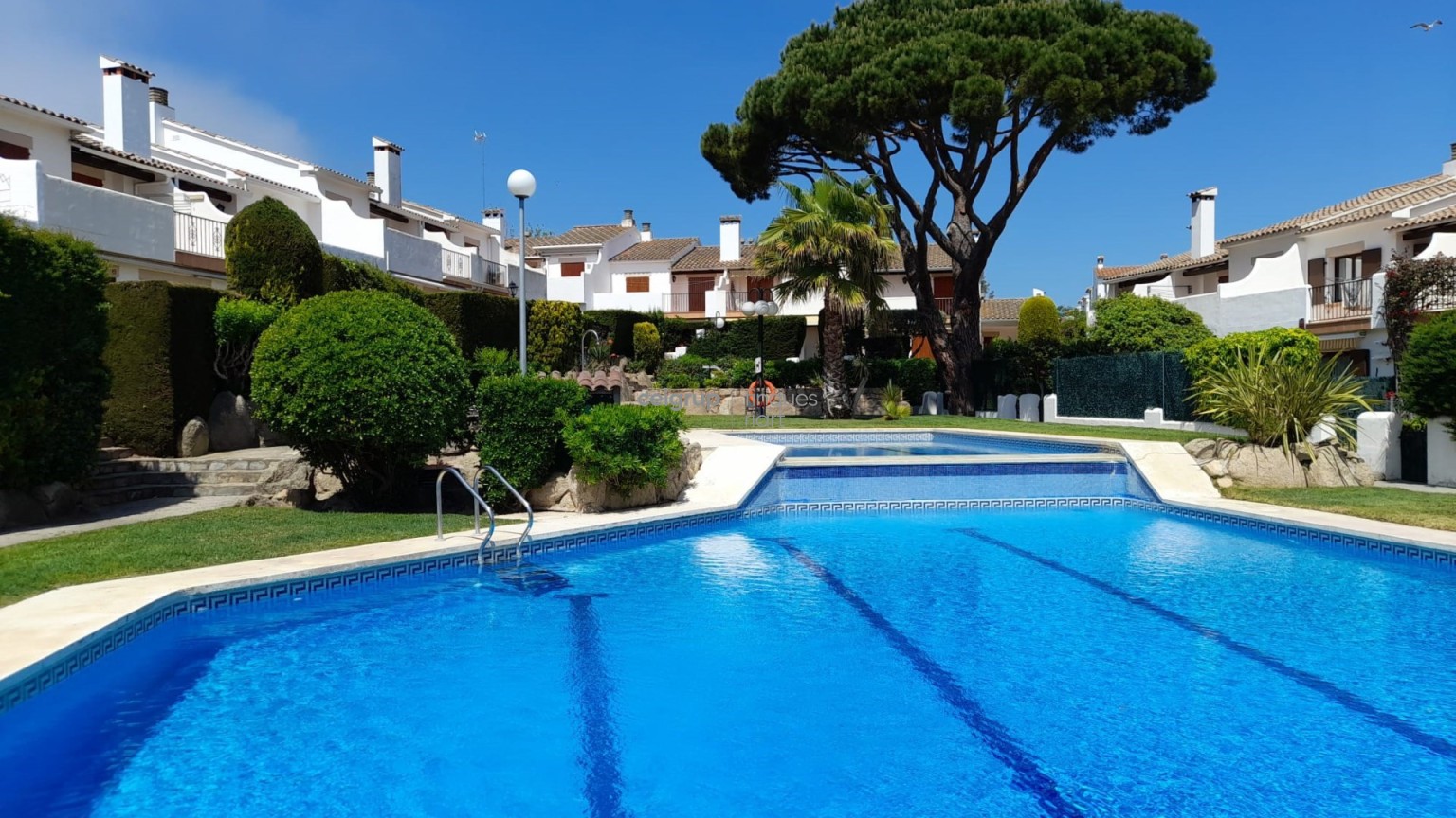WITH SWINNING-POOL