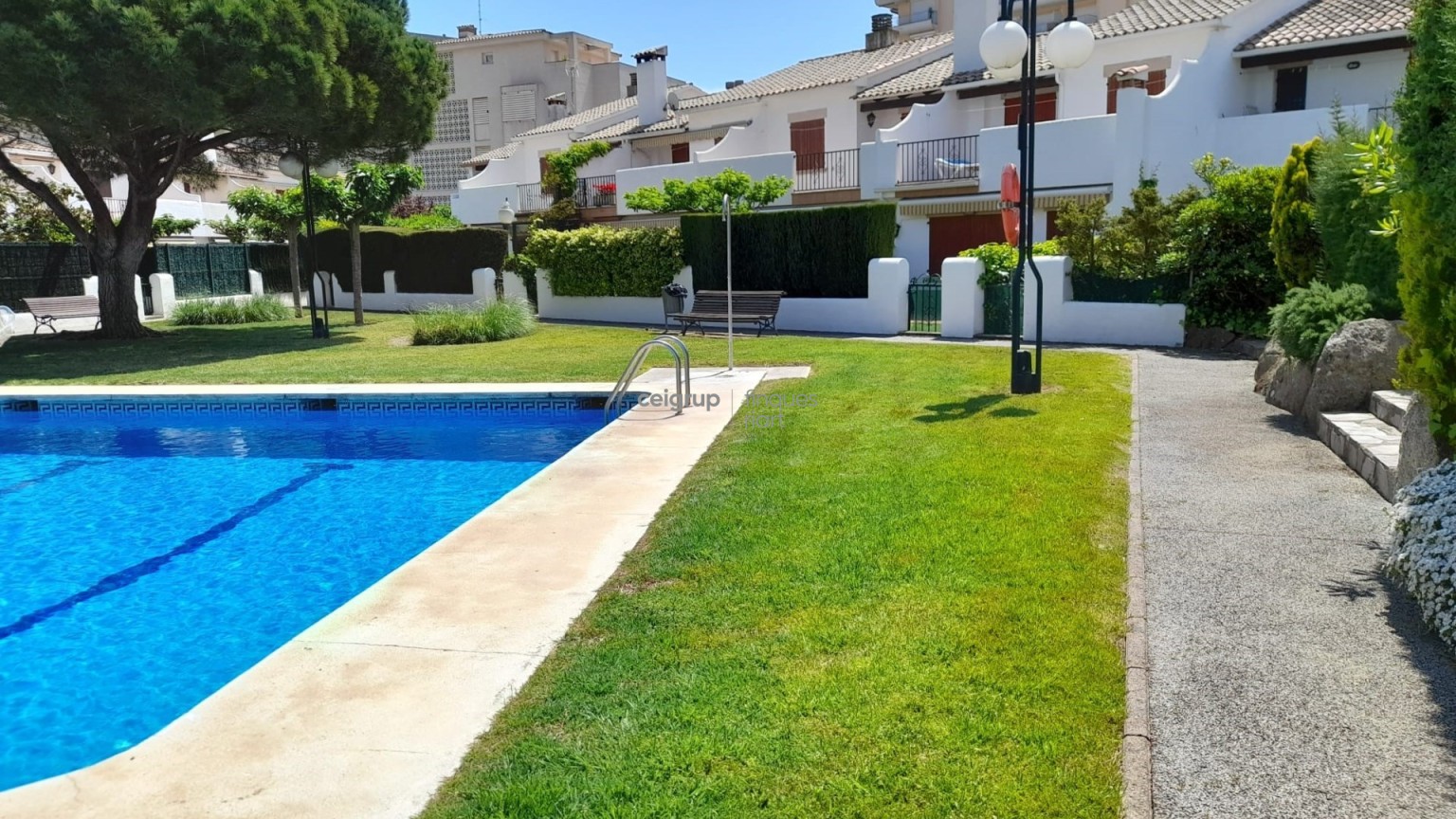 WITH SWINNING-POOL