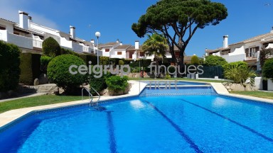 WITH SWINNING-POOL