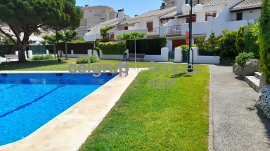 WITH SWINNING-POOL