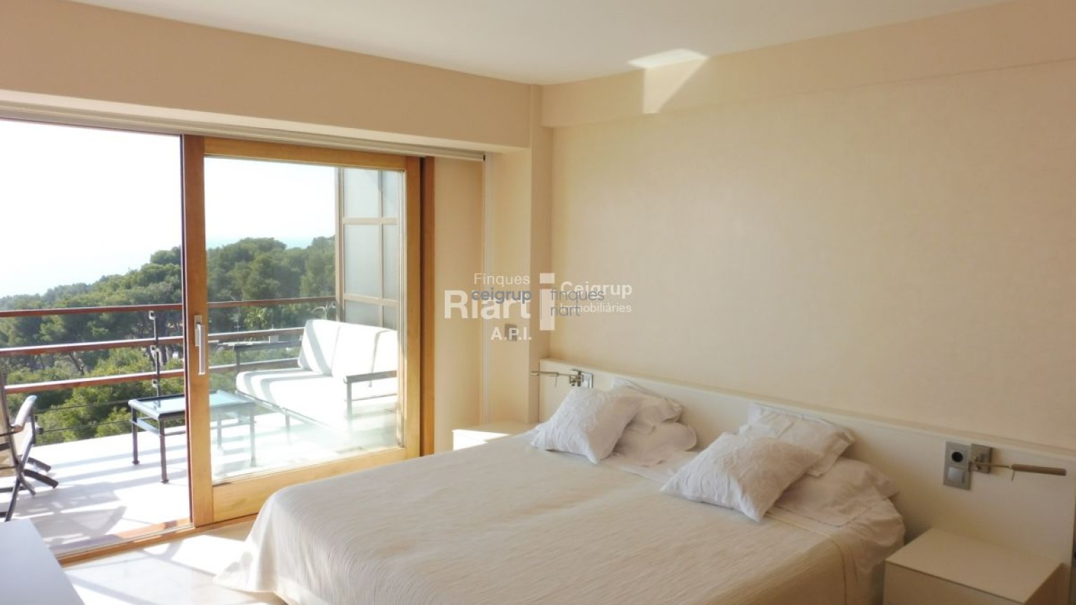 EDEN MAR - Spectacular